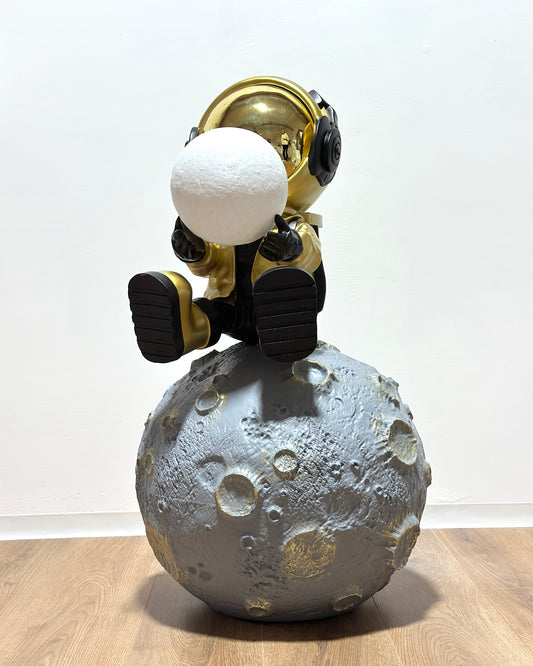man moon sitting gold   SCORTE LIMITATE SCONTO 15% AL CHECKOUT