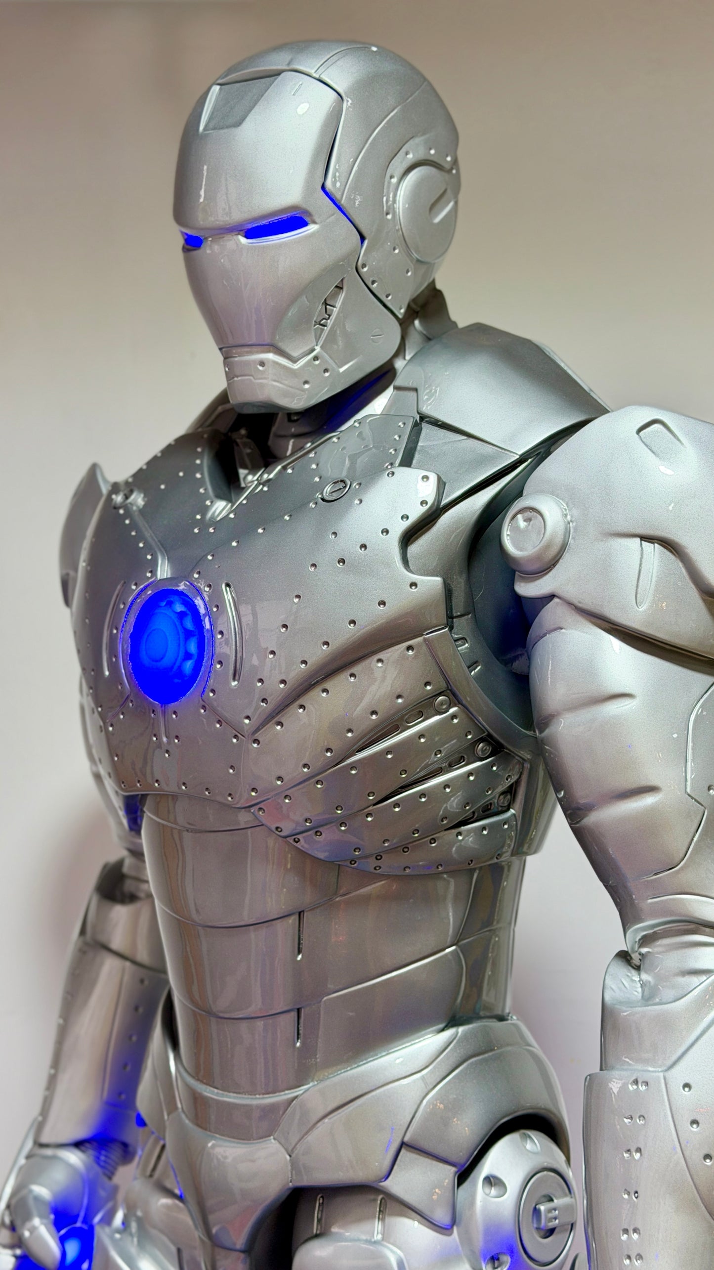 Scultura Robot Futuristico con LED – Edizione Limitata | Pushantigallery