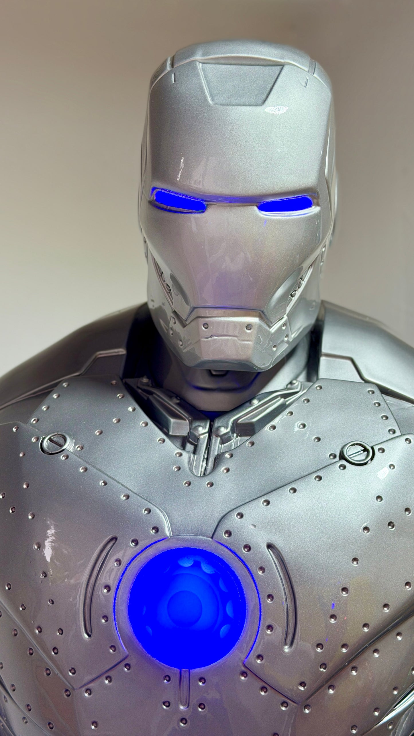 Scultura Robot Futuristico con LED – Edizione Limitata | Pushantigallery