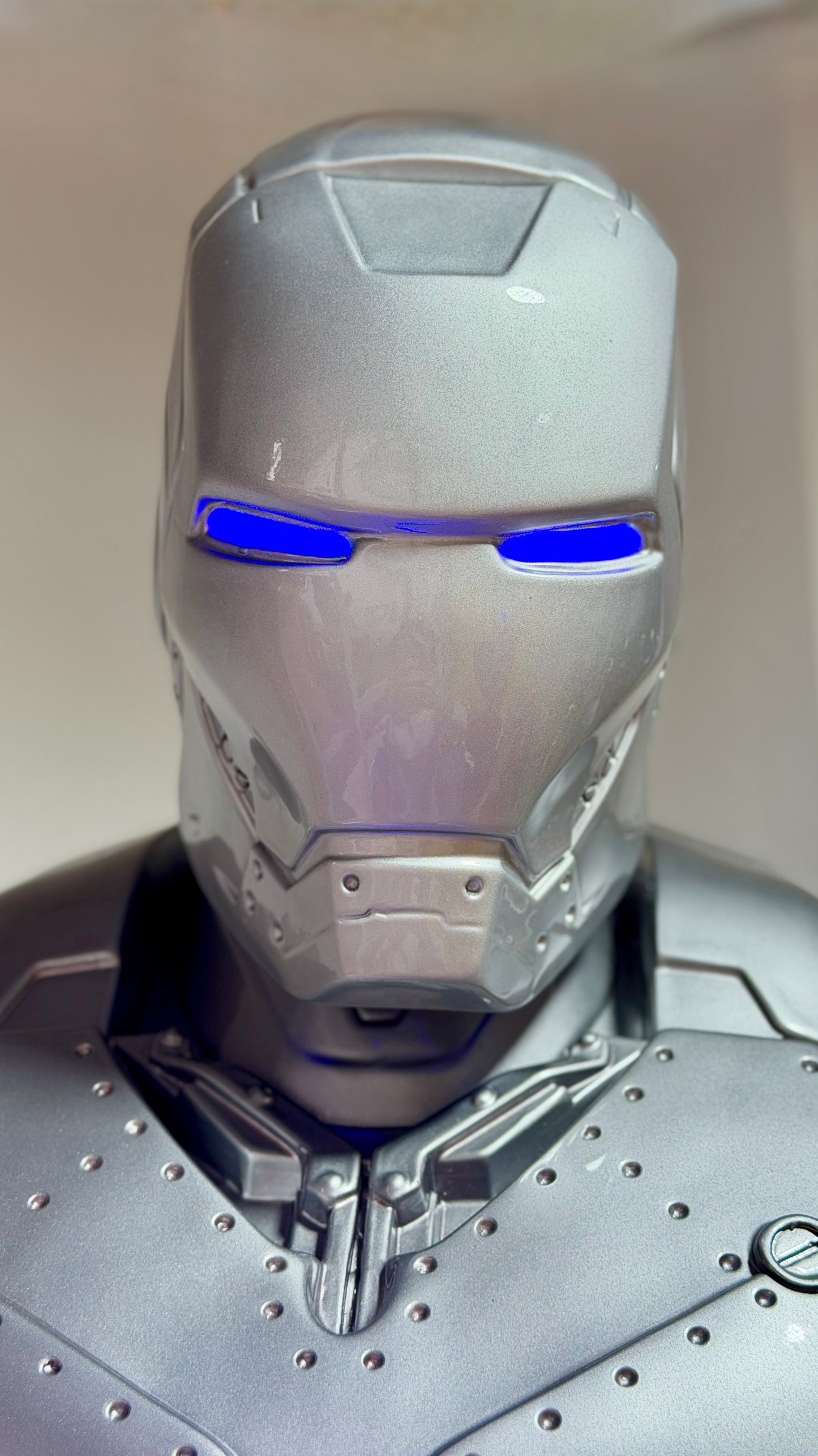Scultura Robot Futuristico con LED – Edizione Limitata | Pushantigallery