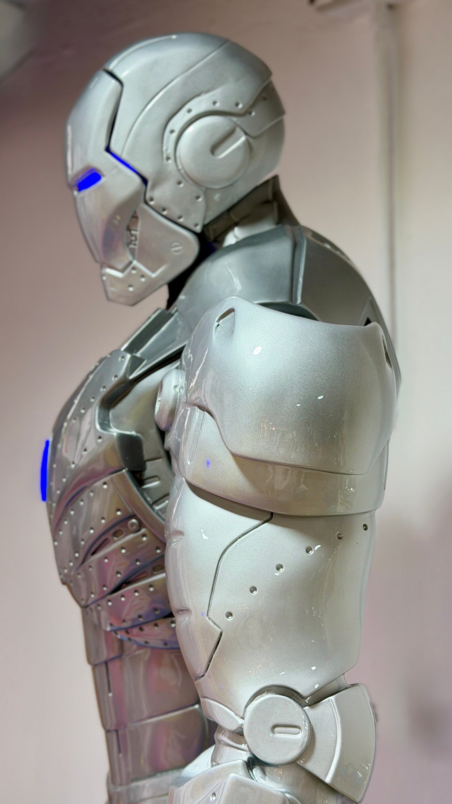 Scultura Robot Futuristico con LED – Edizione Limitata | Pushantigallery